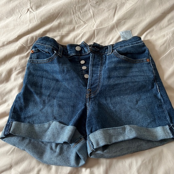 Levi’s shorts - Picture 2 of 2